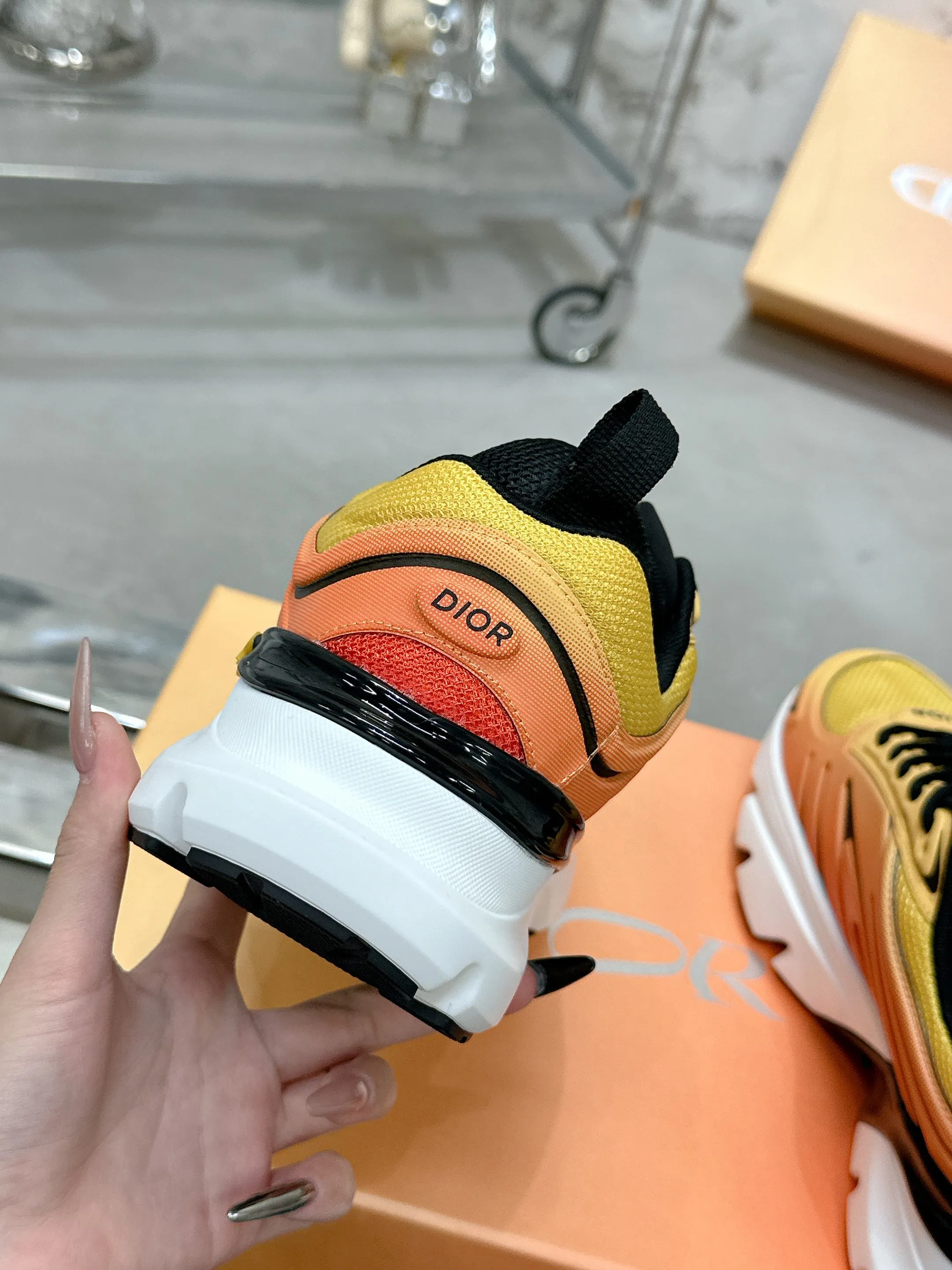 Factory price 760💰 Top version! ! ! Dior Dior's latest B44 Blade series, couple style, casual, thick-soled sneakers, running shoes, purchased from the original, developed and manufactured. This B44 Blade sneaker comes from the DIOR AND LEWIS HAMILTON exclusive limited series. It adopts a full silhouette design, eye-catching and fashionable, and is inspired by the 2000s. Crafted from gradient blue mesh with tonal technical panels, the sole is finished with a contrasting Blade panel that pays homage to the sport of running. DIOR AND LEWIS HAMILTON signature charms hang from the eyelets, while the Dior signature adorns the upper, heel and sides. Paired with black shoelaces, it is more refined, and the padded support design on the back highlights the sports aesthetic style, which can add modern style to all kinds of casual looks. Exquisite packaging at the delivery counter🛍📦 ▪️ Fabric: Original imported first-layer cowhide ▪️ Lining: Original imported breathable mesh ▪️ Sole: Original open-molded non-slip rubber material ▪️ Bottom thickness: 5.5CM ▪️ Size: Women's 35-40 / Men's 39-46